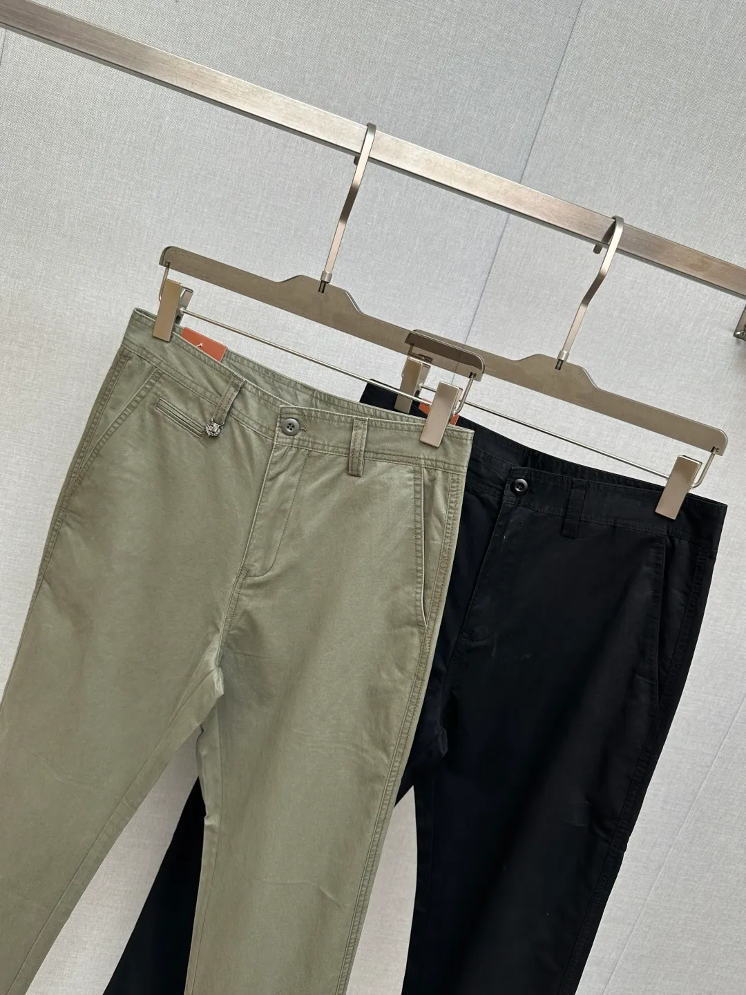 LP spring and summer New Arrival casual trousers, available on the official website at the same time, unique design charm, very Premium, simple but not simple, a new model of ready-to-wear! The fabric is made of unique elastic spandex fabric, which feels smooth and soft, has texture, and has a strong vertical feeling. The upper body is smooth and not tight, and it has a stuffy feeling caused by direct ultraviolet rays. Leather logo design! The style is harmonious and unified, and the ultimate level of craftsmanship is achieved. The side has a very unique tailoring design style, which is very tasteful, exquisite and delicate, easy to wear and comfortable, showing sports vitality and exquisite details. Classic perfect fit design, showing fashionable vitality in daily casual life. Enhance men's charming style and become a Premium model. Size: 29-38
